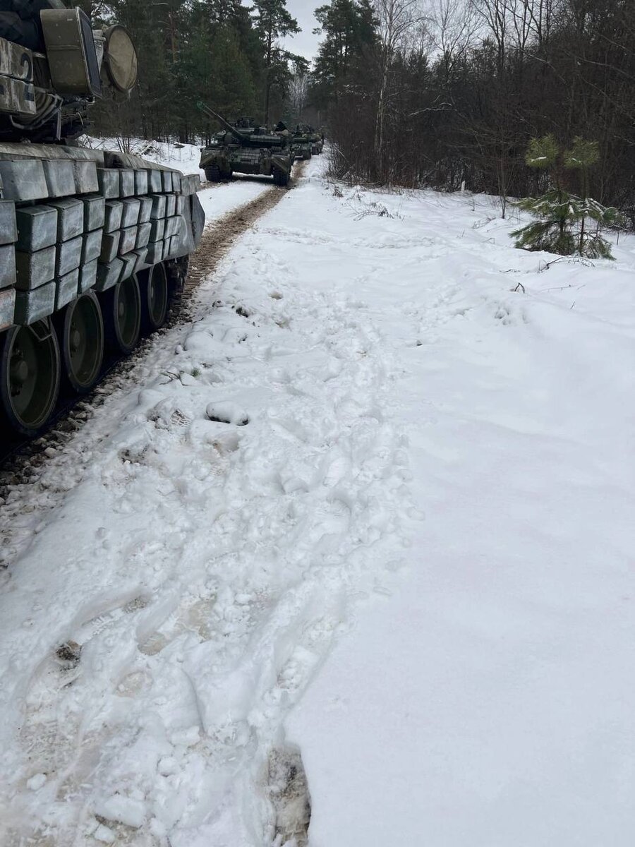 Техника на марше в снегах Беларуси 