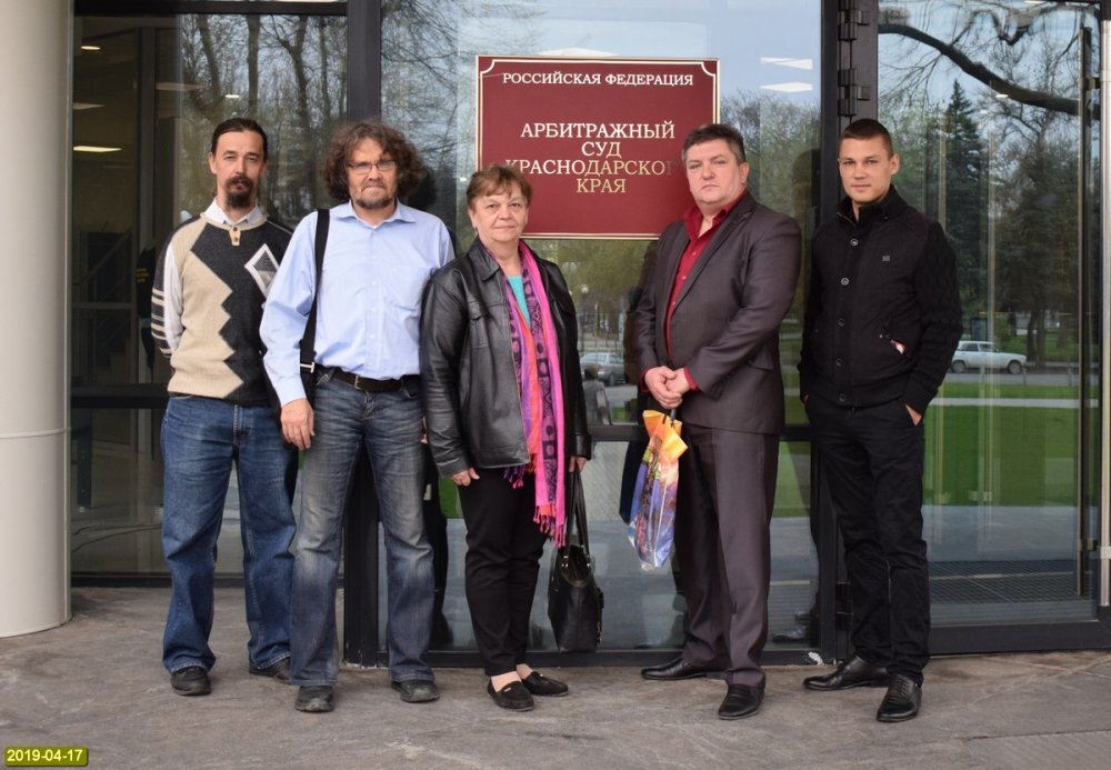 Участники судебного процесса по сносу вышки связи в Пашковском микрорайоне со стороны жителей после его победного завершения