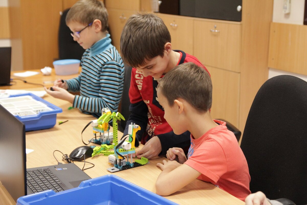 В кружке робототехники занимаются ученики