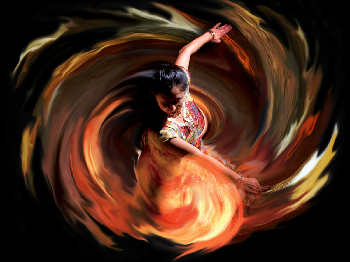 Воронка женской силы. Лариса ренар воронки. Девушка кружится в танце. Магические вибрации. Воронка женской силы.