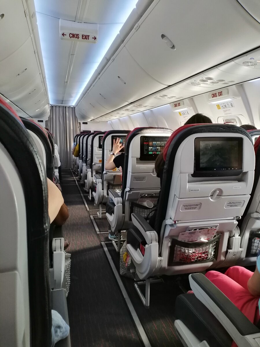 Практически все пассажиры увлеченно тыкали по сенсорным экранам телевизоров.