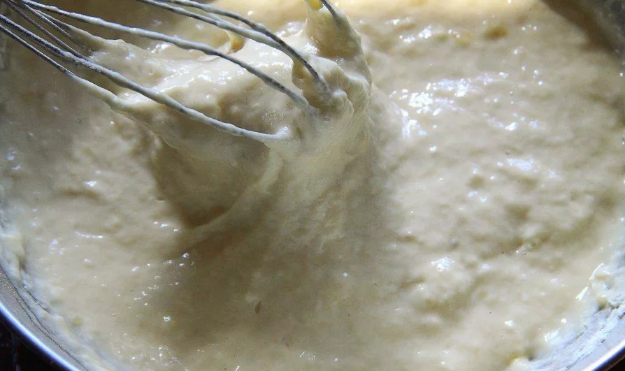 взбиваю тесто для банановых оладий