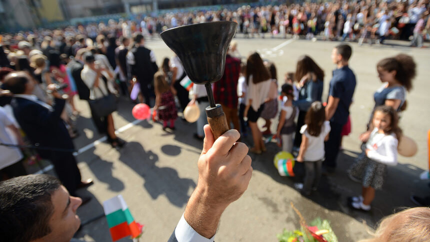 И обязательно - под ноги первоклассникам в школе на праздничной линейке 15 сентября