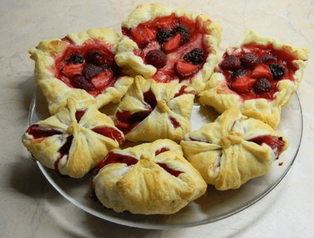 Слойки с ежевикой