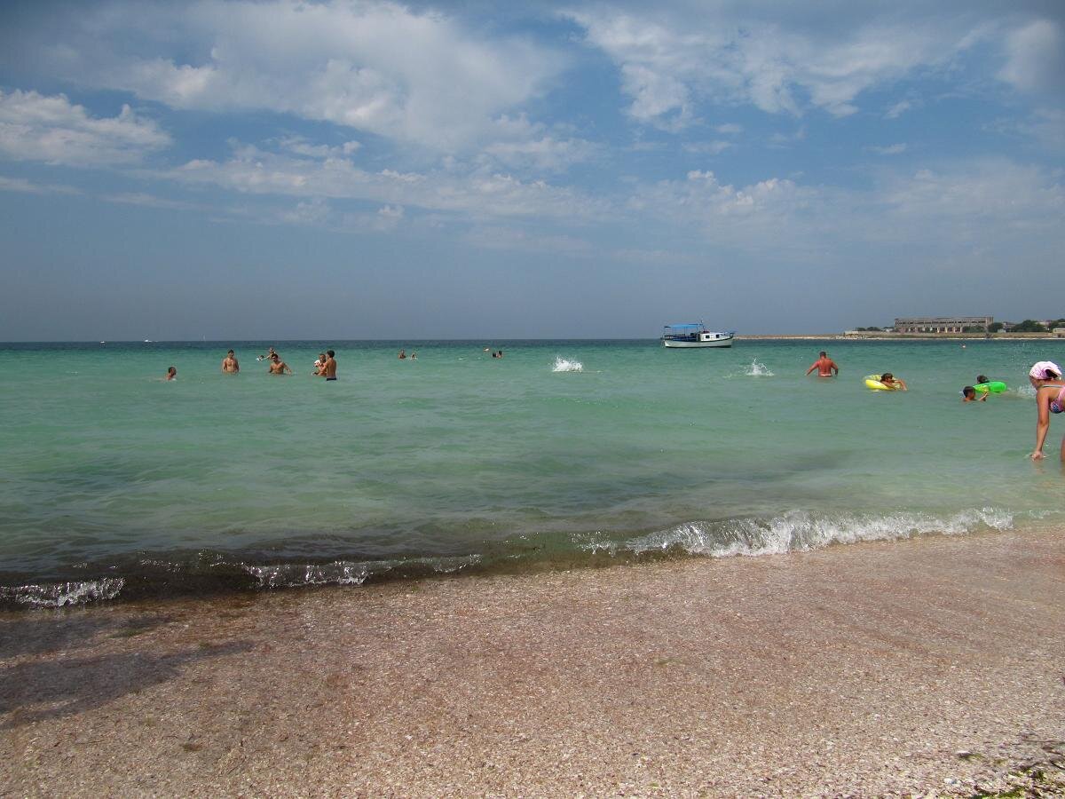 Штормовое крым 2022. Пляжи черного моря для отдыха 2024. Штормовое крым. Черное море феодосия. Черноморское крым пляж.