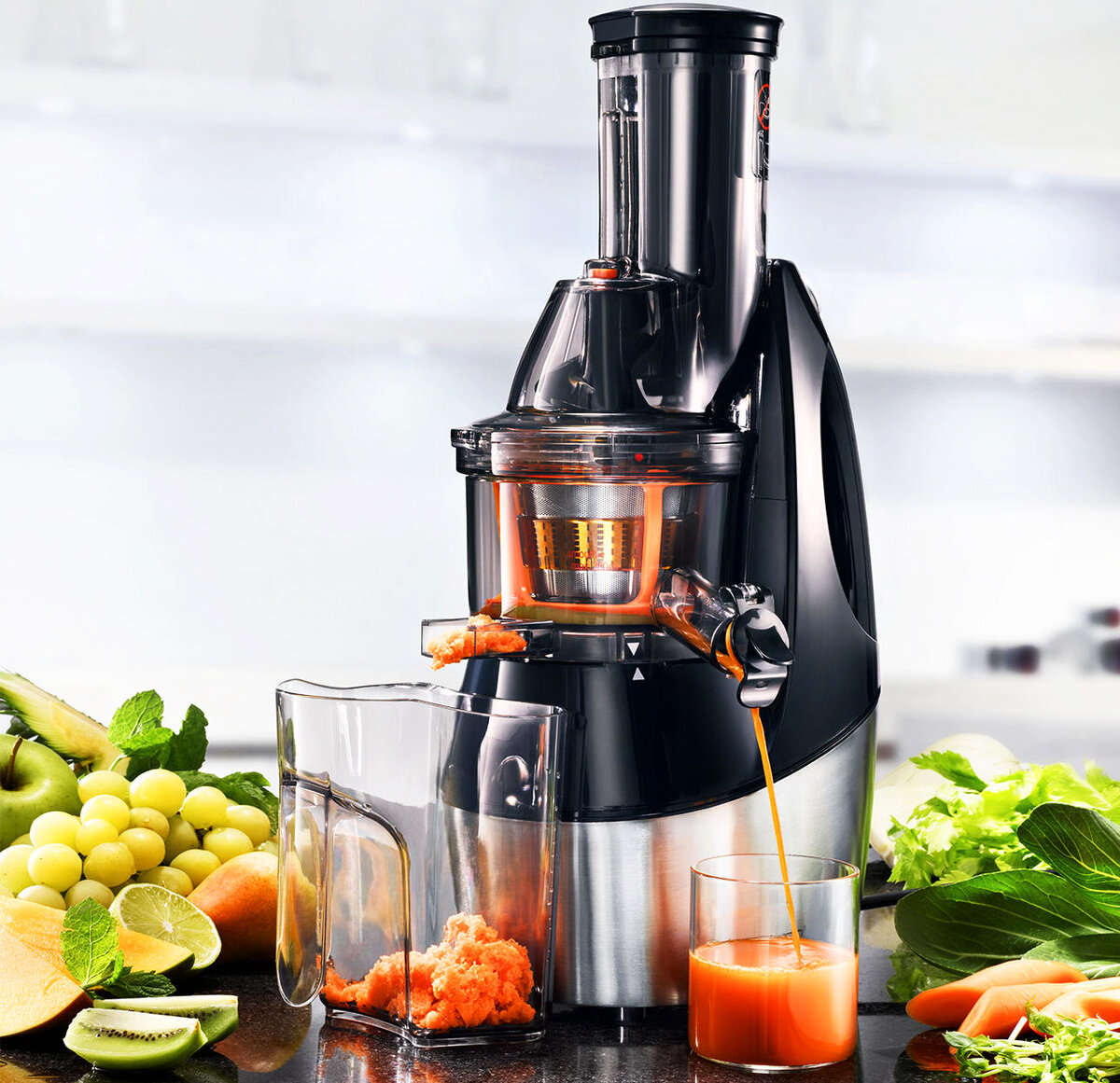 Готовим морковный сок с помощью шнековой соковыжималки.