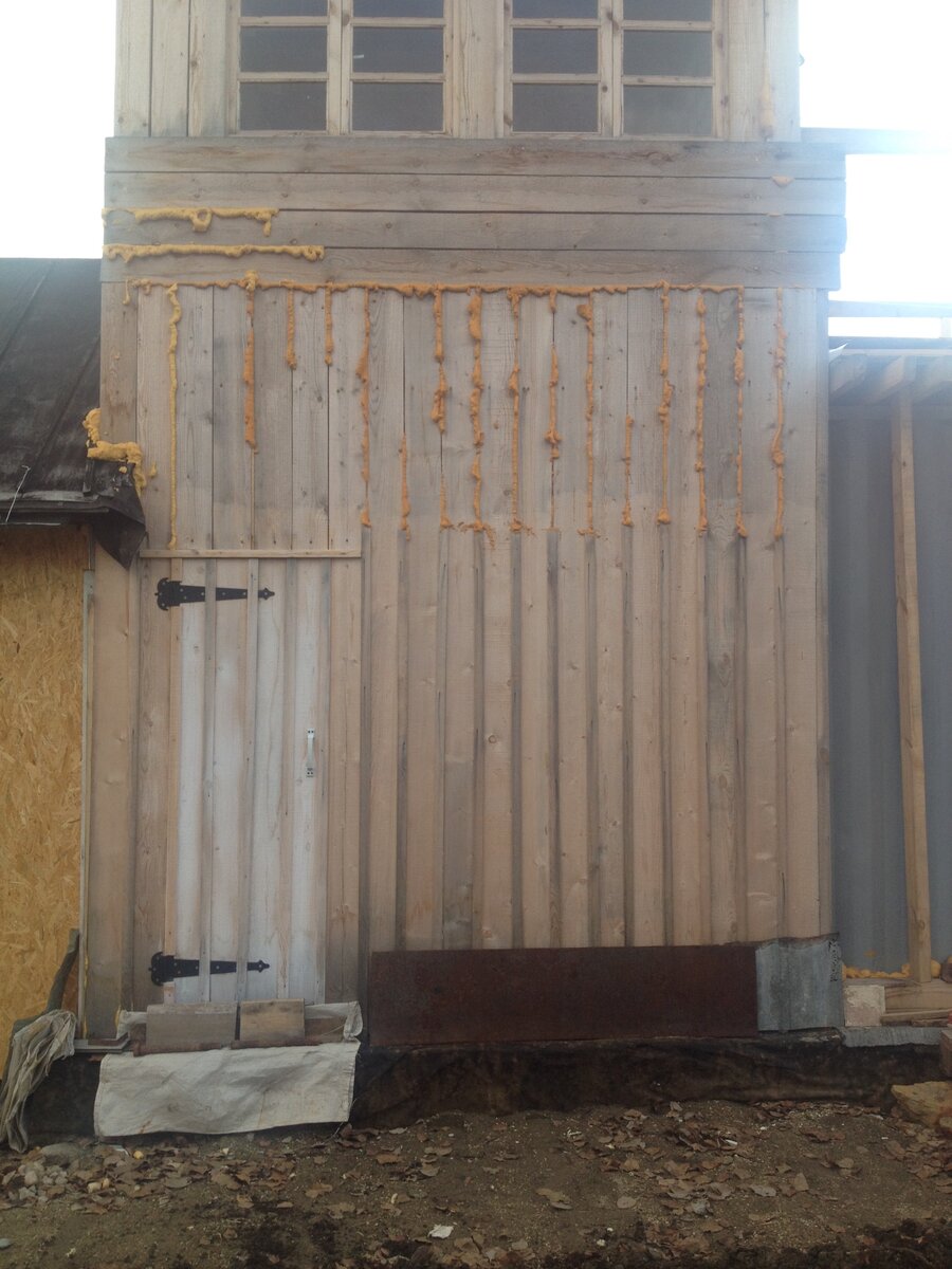 Дверь в задней стене дома.