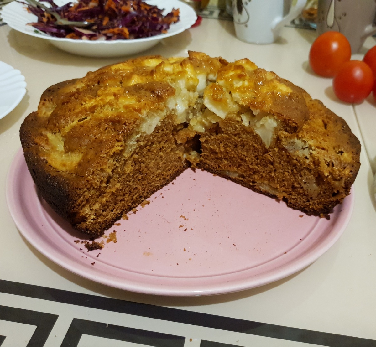 Внутри шарлотка будет коричневая, это из-за мёд