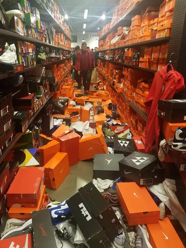 https://genknews.genkcdn.vn/thumb_w/600/2016/black-friday-nike-outlet-destroyed-3-1480315568632.jpg