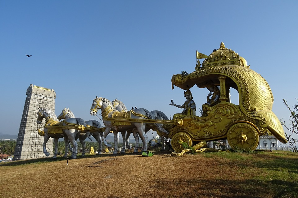 https://cdn.pixabay.com/photo/2016/12/31/15/59/gopuram-1943185_960_720.jpg