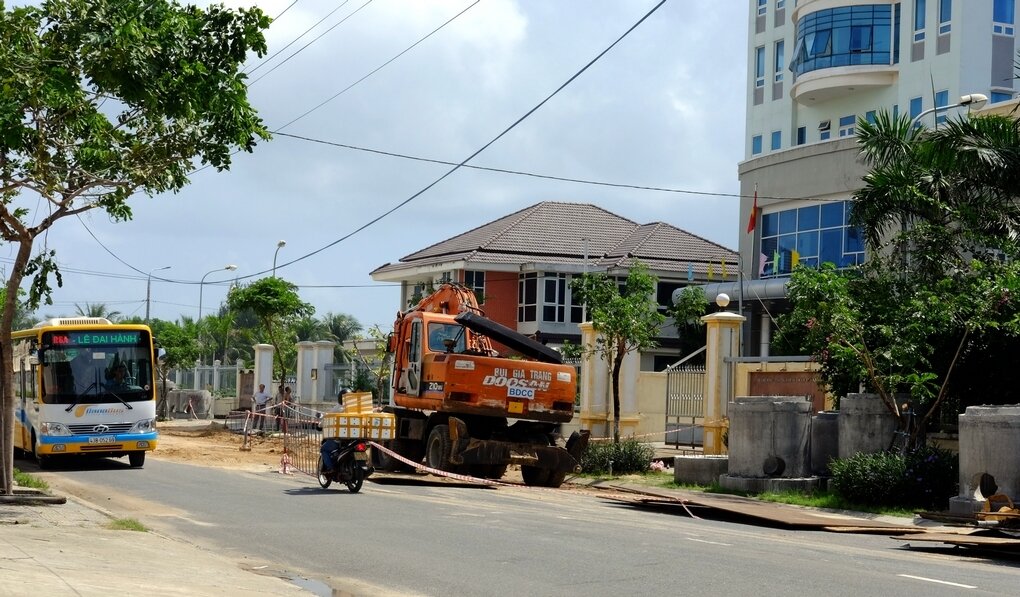 Вот наш автобус едет по улице от пляжа.  