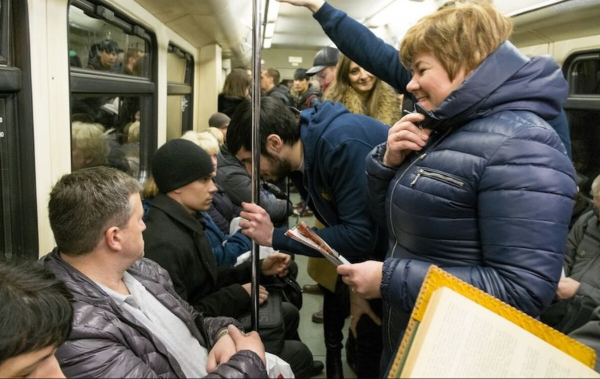 Мужчина уступает место женщине. Уступить место в метро. Уступать место в общественном транспорте. Не уступили место в метро.