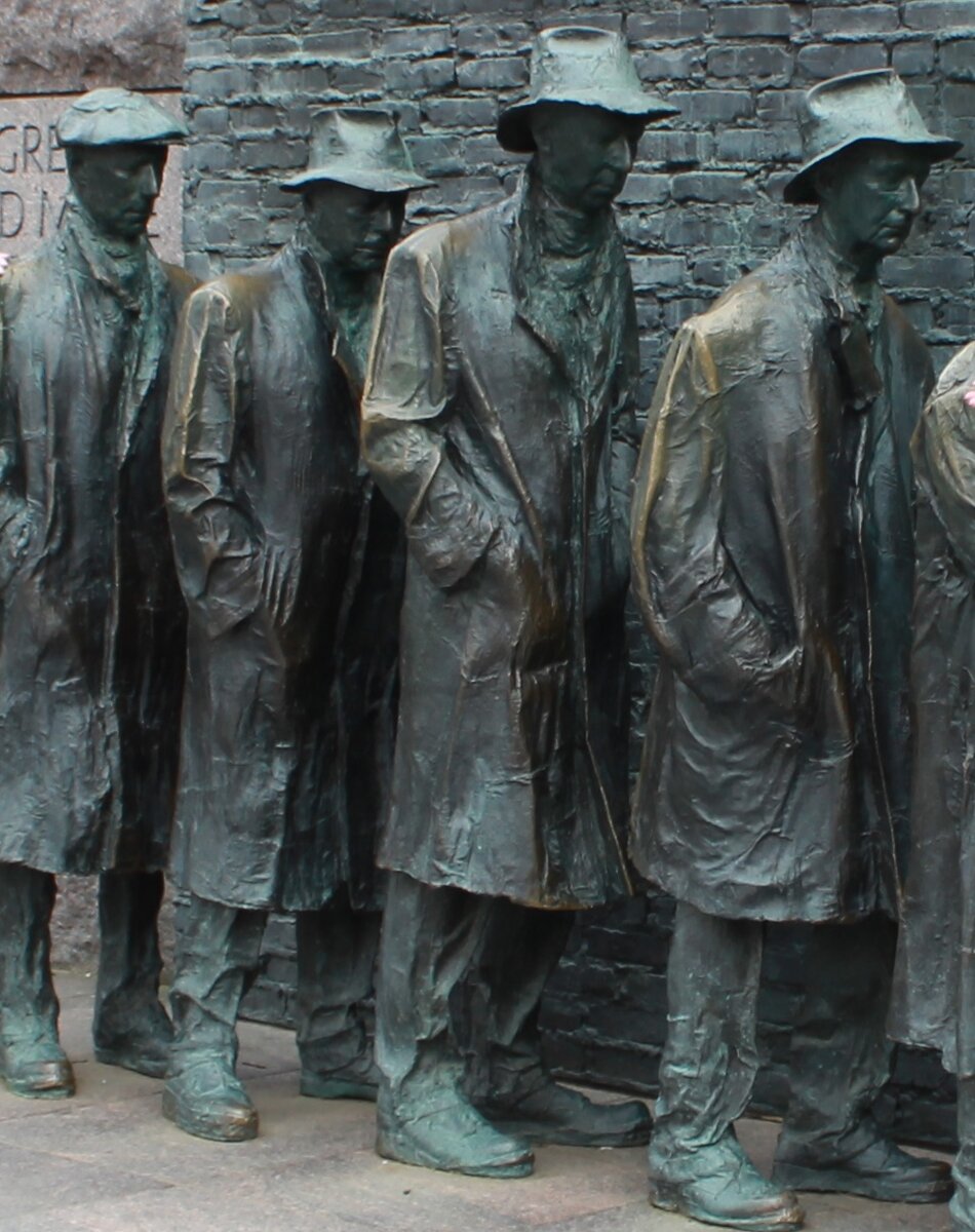 Может у экономического кризиса в США жертв вообще не было? Тогда почему «депрессия» - Великая, чего страсти-то разводить? И почему бы тогда так и не заявить в официальной истории: поголодали, но все, Слава богу, остались живы. На фото – памятник очереди на биржу труда в Вашингтоне.