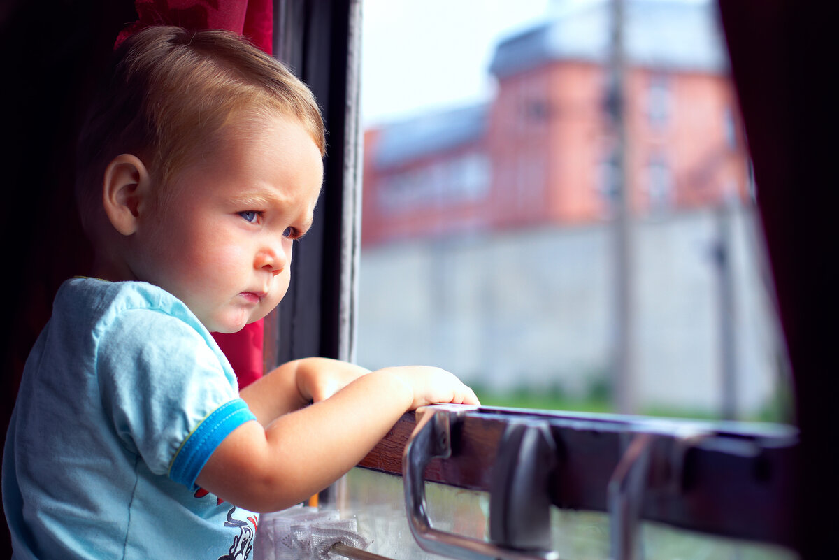 Мальчики поезд с мамой. Поезда для детей. Поезд для малышей. Дети в окне поезда. Детки в поезде.