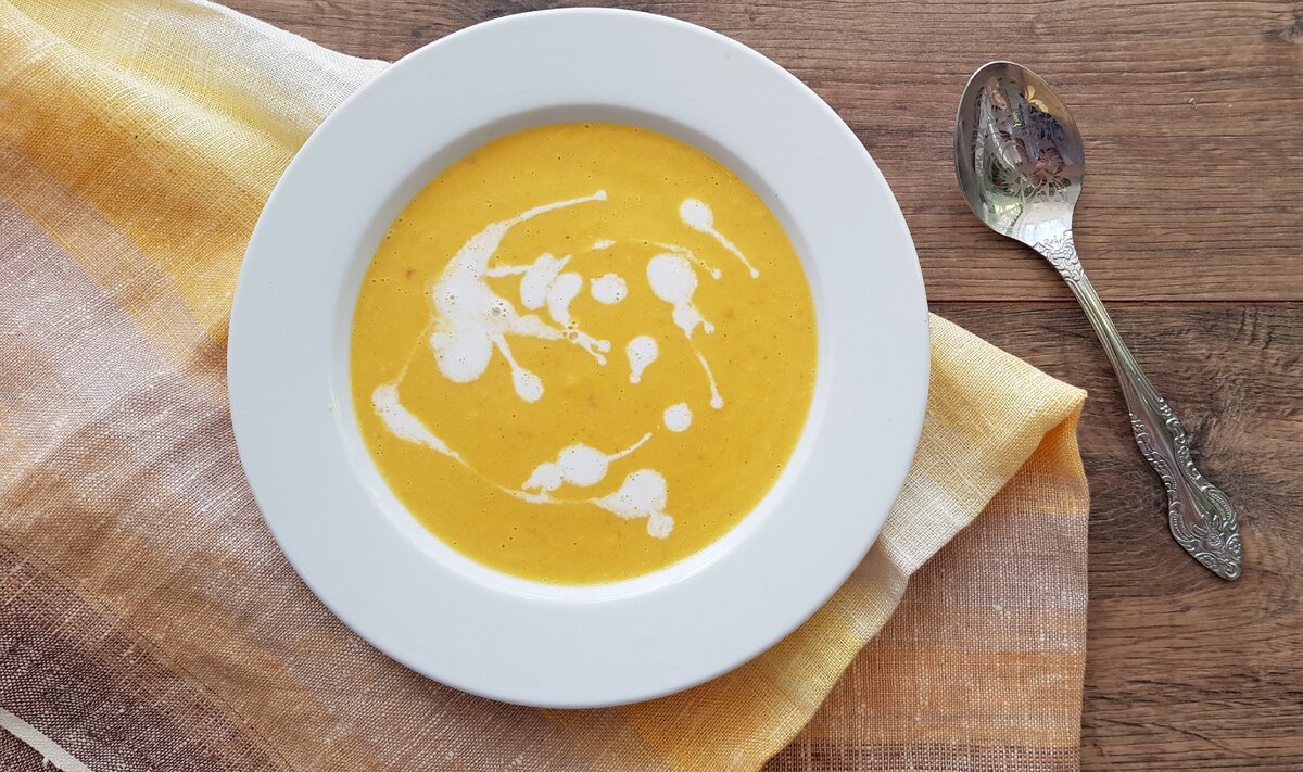 При подаче суп можно украсить каплями кокосового молока или мелко-нарезанным чили. Личное фото автора статьи.