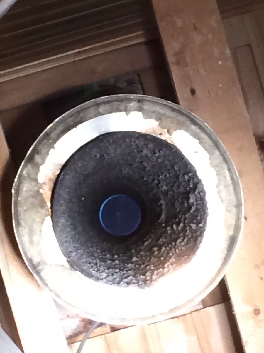 Труба изнутри. В конце просвета грибок от осадков.