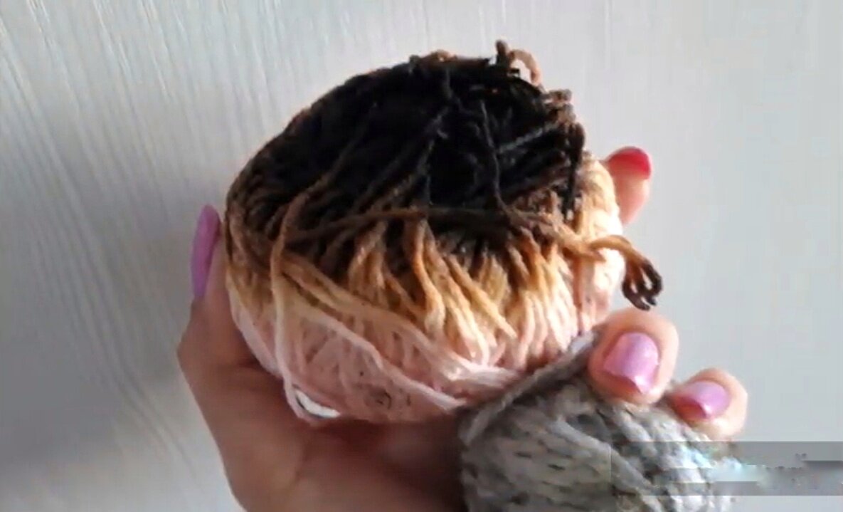 Скриншот с моего видео на ютуб канале, где я показала, как сгорела моя пряжа