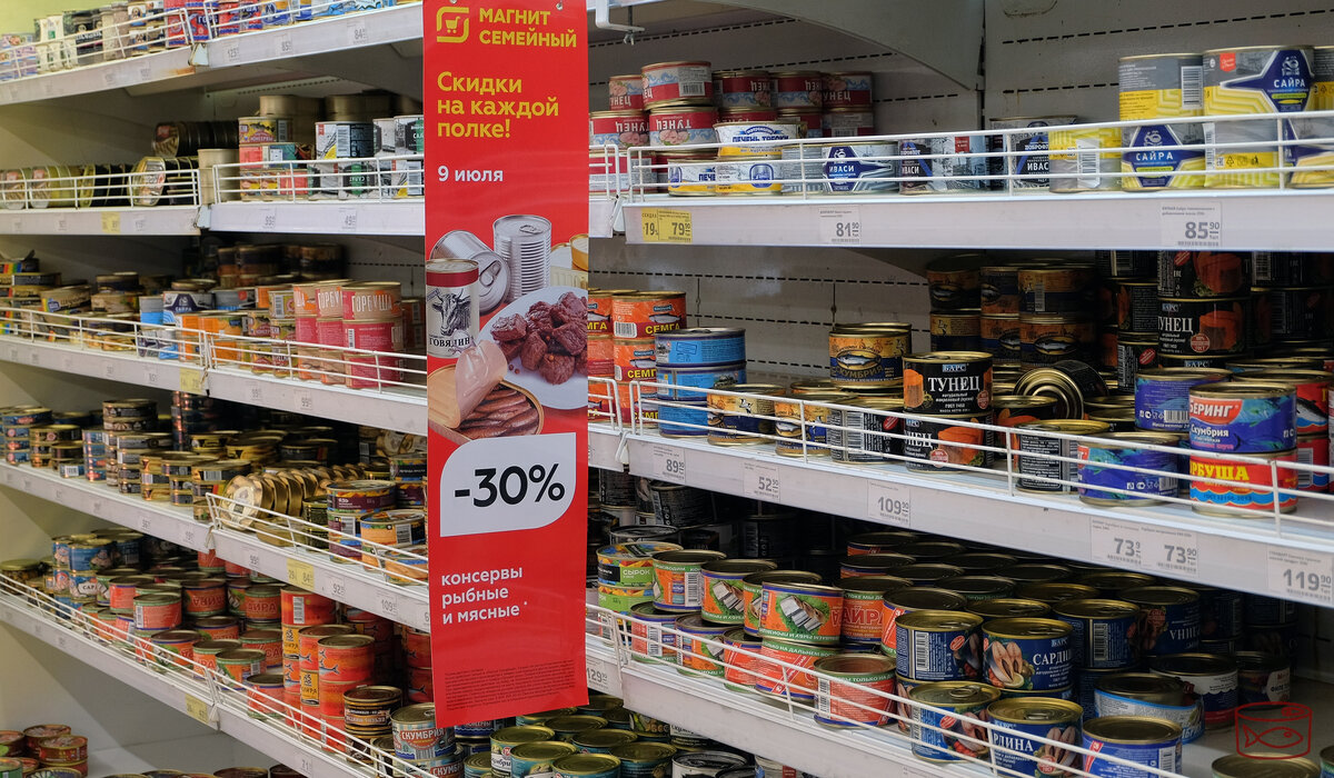 Одновременно в моих шкафах стоит от 100 до 300 банок консервов