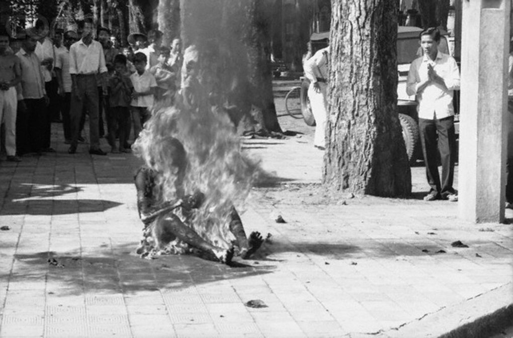 Горящий монах. Самосожжение Вьетнам 1963. Самосожжение монаха в Сайгоне. Самосожжение буддийского монаха 1963. Самосожжение Тхить Куанг.