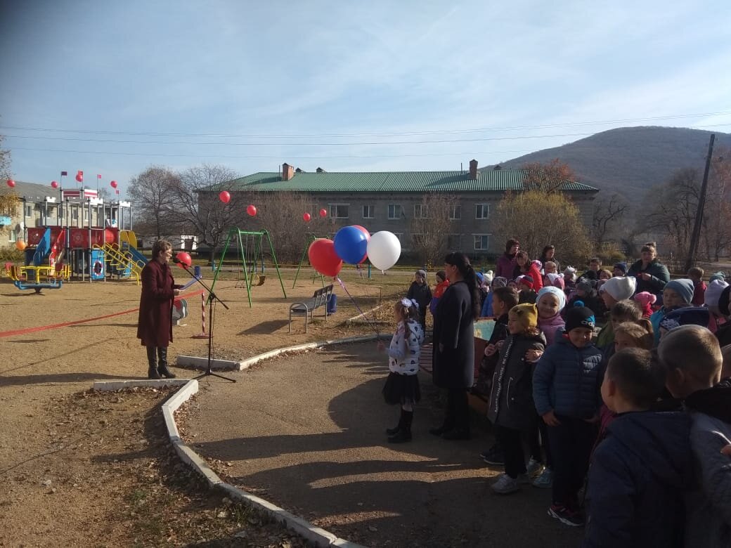 Село Анучино Приморский край. Школа Анучино Приморский край. Село Анучино Приморский край фото. Спортивная площадка села Анучино Приморского края.