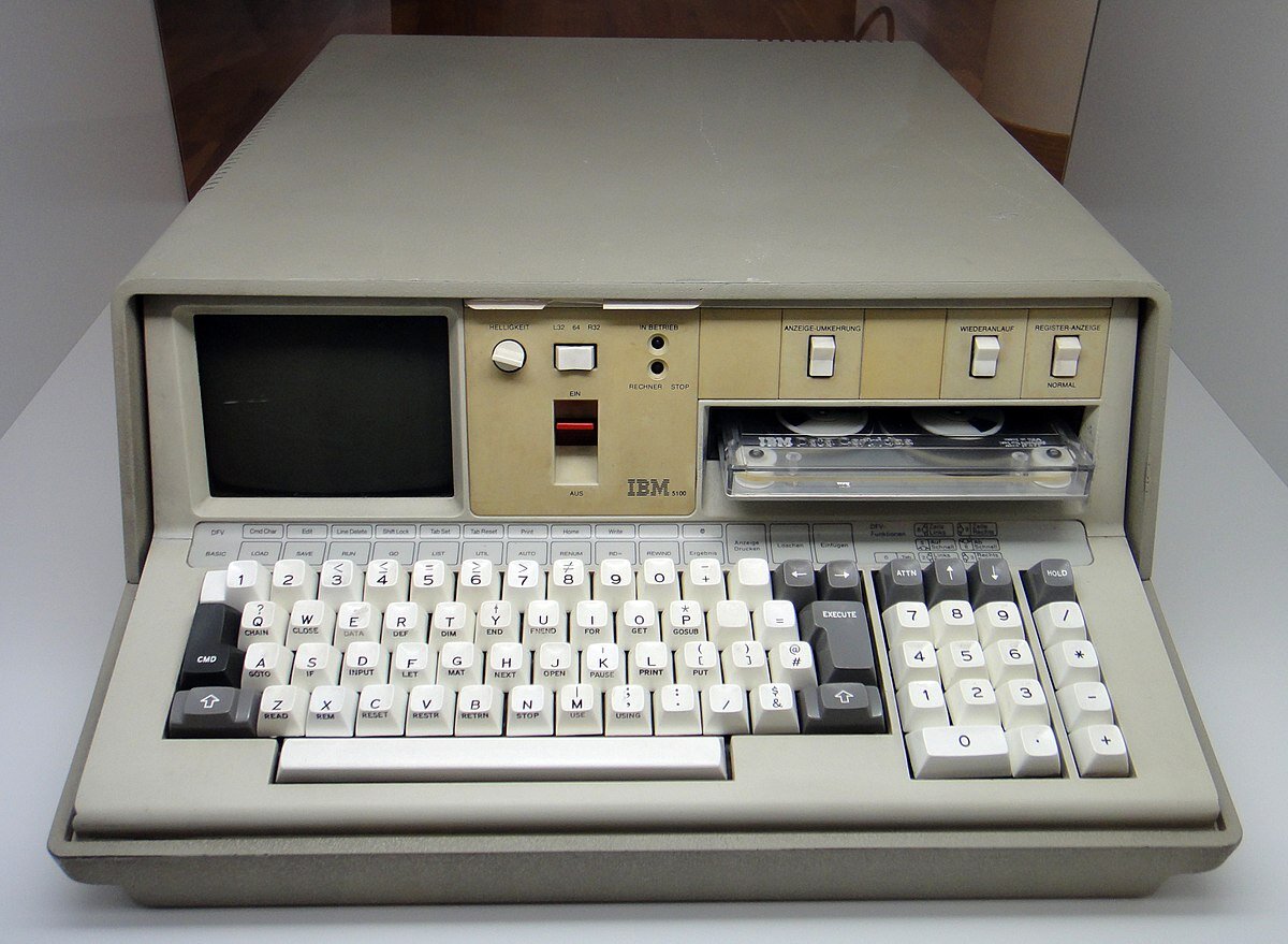 Портативный компьютер IBM 5100 вполне можно назвать первым ноутбуком. В нём аж 22 кило портативности. Для 1975 года это было очень мало.