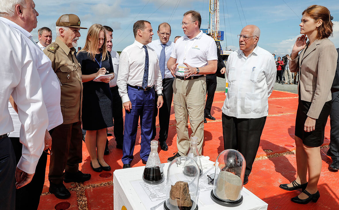 Дмитрий Медведев и Сергей Кудряшов (в центре) (Фото: Дмитрий Астахов / РИА Новости) 
