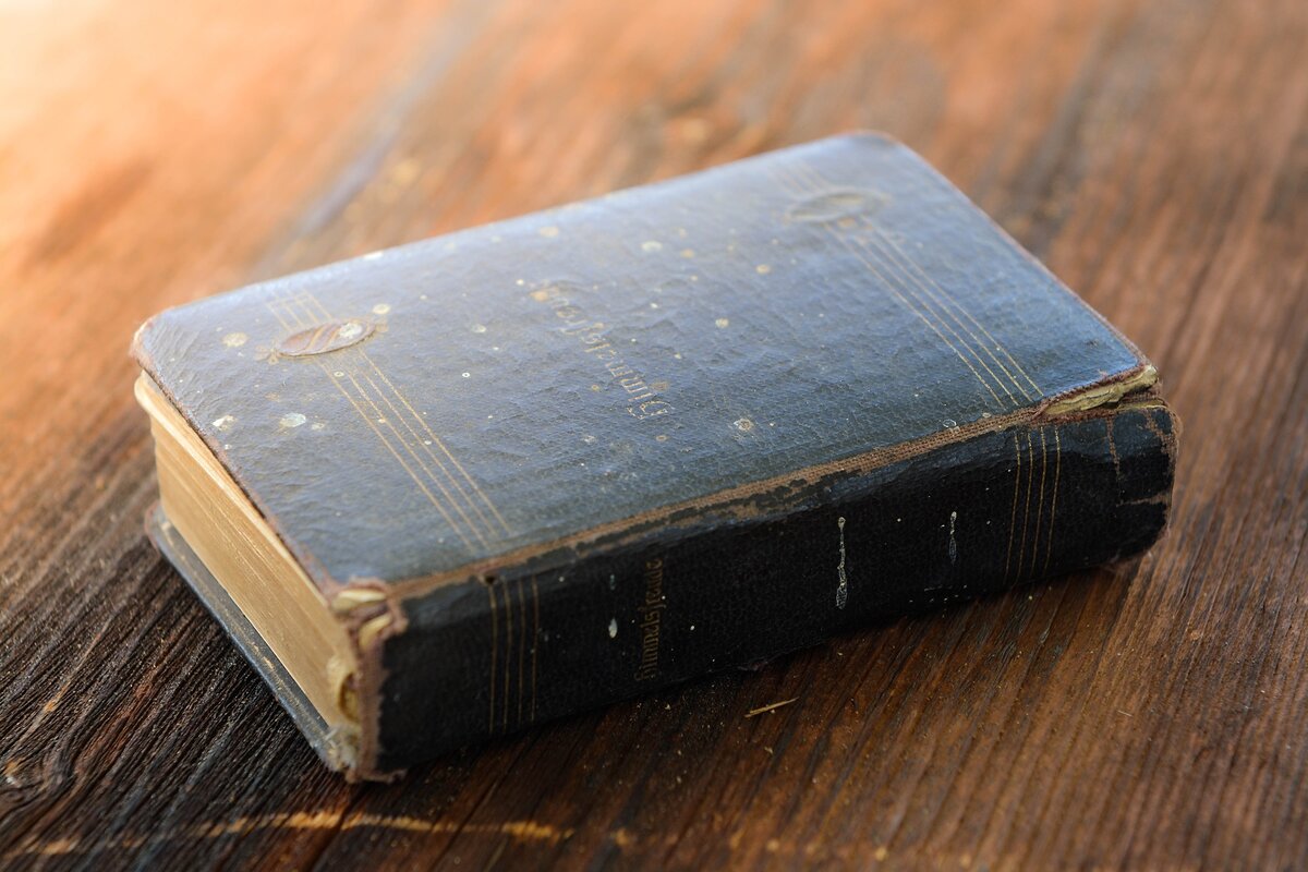 https://get.pxhere.com/photo/hand-book-wood-leather-antique-old-old-book-close-up-wallet-worn-used-light-close-up-718807.jpg