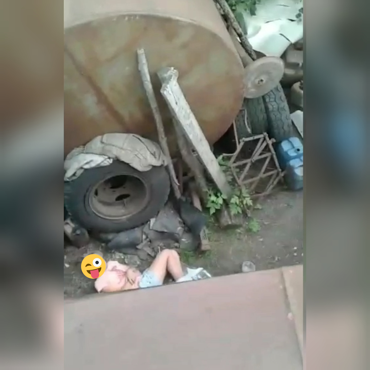 Смайлики ,чтобы закрыть лицо.