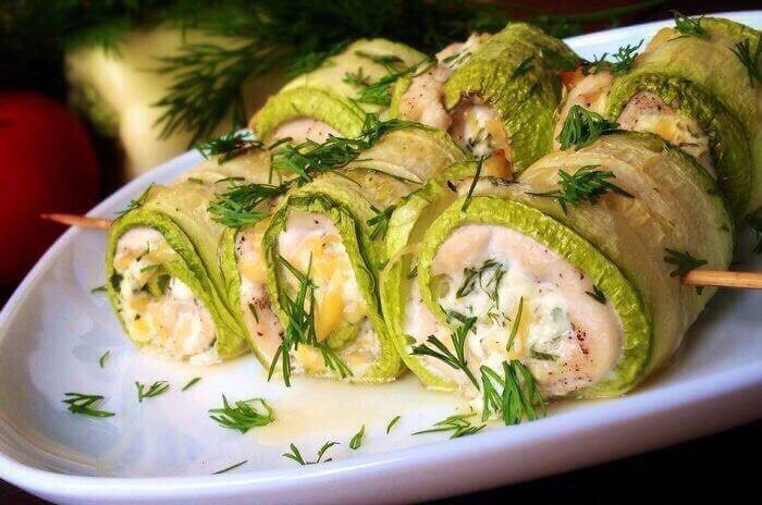 Готовим кабачковые рулеты с курицей и творогом