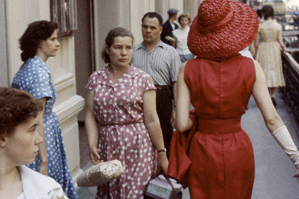 Ты чего так вырядилась-то?