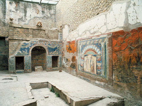 Триклиний - роскошно украшенная столовая с тремя застольными ложами. Триклиний в римском доме в Геркулануме.