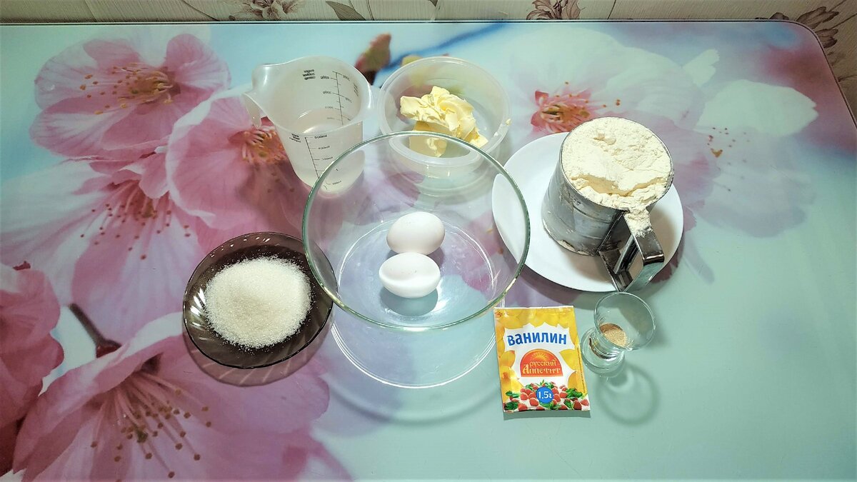 Простой набор продуктов для приготовления пончиков.