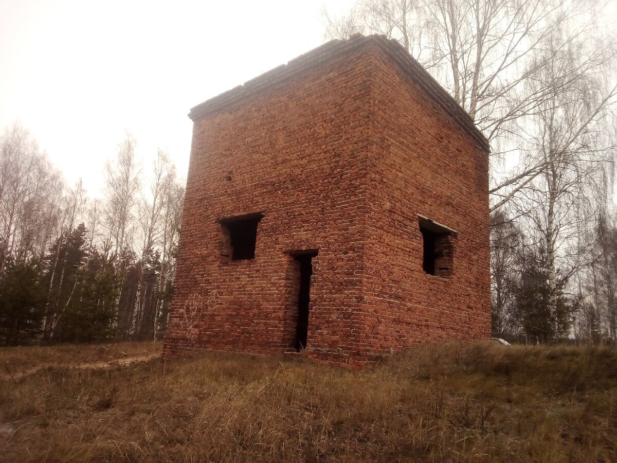 Нашел в лесу старинное здание \ Что это такое?