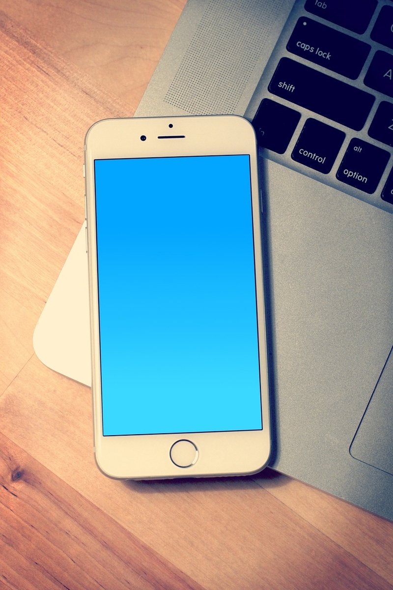 https://pixabay.com/ru/photos/iphone-macbook-яблоко-телефон-545772/