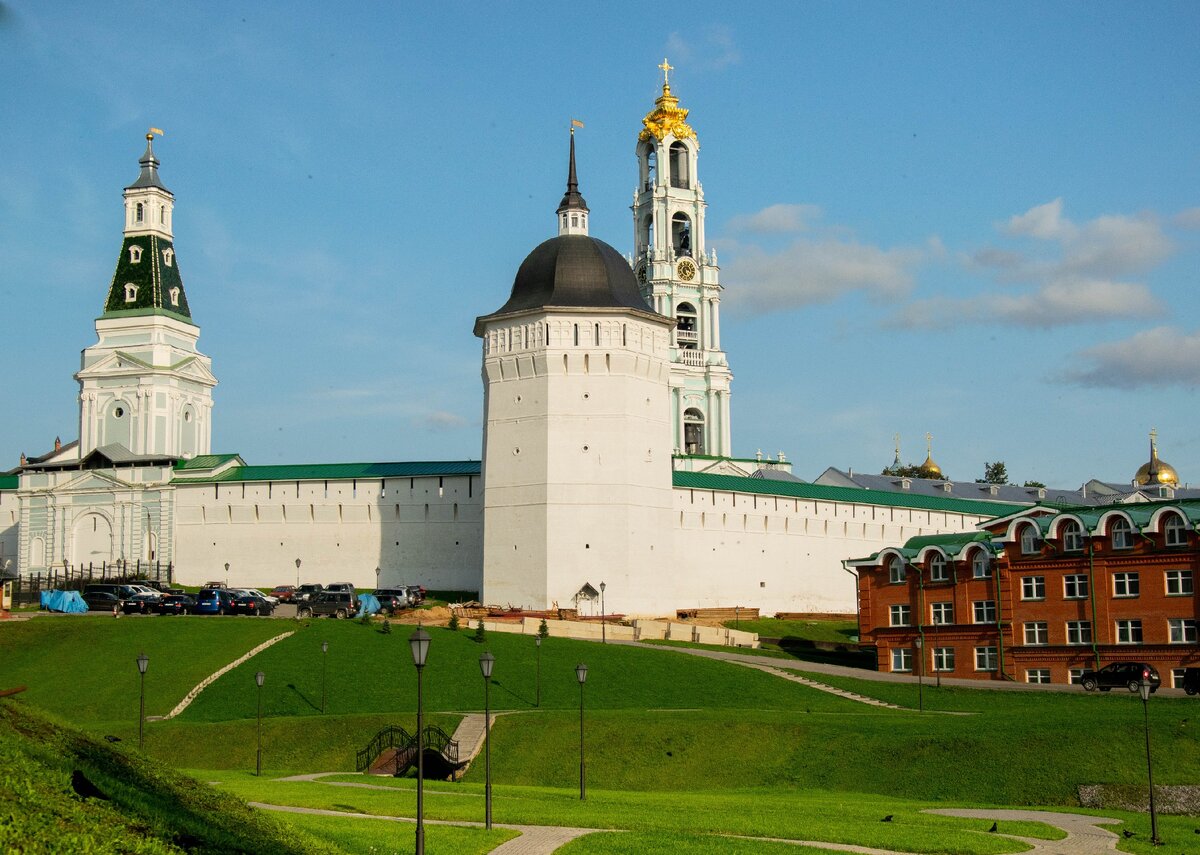 (слева направо) Каличья башня, Плотничья башня, Колокольня лавры
