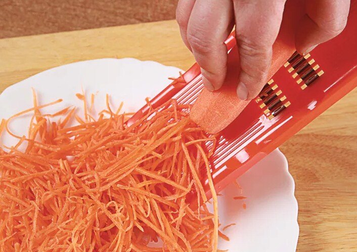 Так надо держать морковку, чтобы она была длинной