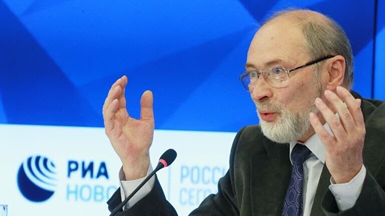 «Прогноз на декабрь достаточно просто и быстро описывается. Если говорить о температурном режиме, на 40% территории Росгидромет прогнозирует температуру в декабре выше нормы. Это Северо-Западный федеральный округ, Приволжский федеральный округ, запад Центрального округа, Западная Сибирь, запад средней Сибири», — рассказал он.

Вильфанд уточнил, что теплая погода ожидается в Санкт-Петербурге, Твери, Вологде, Пскове, Москве, Казани, Самаре, Перми, Екатеринбурге, Челябинске, Омске, Томске, Новосибирске, Барнауле, а также на Таймыре и Ямале.

Новость

России предрекли водную катастрофу
По оценкам метеорологов, декабрь во всех регионах будет неустойчивым. Температура на востоке азиатской части страны будет около нормы, как и на юге европейских территорий.

«Это не значит, что постоянно будет тепло. Будут неоднородные периоды: будет и оттепель, и сильные морозы. Будет скачкообразно меняться температура», — пояснил метеоролог.

По словам Вильфанда, осадки также распределятся «пятнисто». Их нехватка ожидается на юге России и на Северном Кавказе, в том числе на Ставрополье и Кубани, а также в Центральном Черноземье, на средней и нижней Волге и на южном Урале.

Избыток снега возможен в Барнауле, Кемерово, Томской области, а также в Красноярске, Братске, Иркутске. Кроме того, много осадков выпадет на севере Западной Сибири, Ямале, Обской губе, Таймыре, а также в Якутии, на Камчатке и на побережье Хабаровского края.

«На всех остальной территории страны — около нормы, в частности в Москве», — заключил Вильфанд