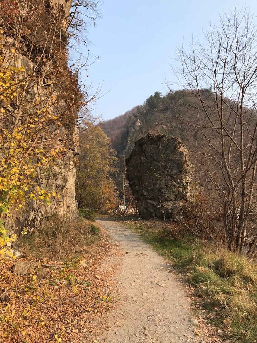 Тропа,ведущая вдоль гор в "Горки -город".