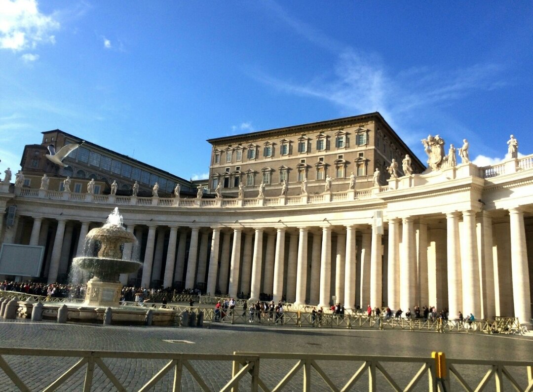 На фото чёрные окна откуда говорит папа