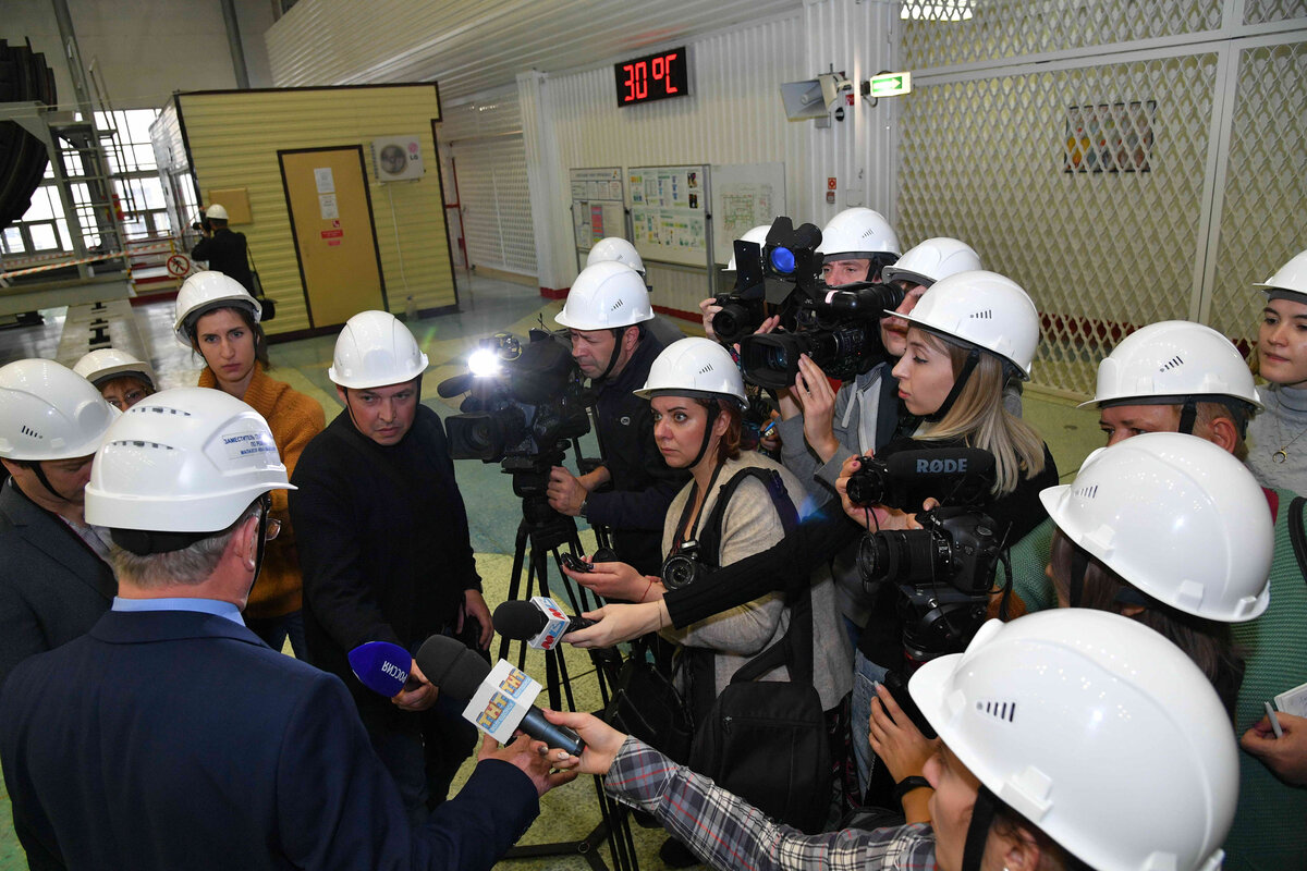 Журналисты ведущих СМИ и информационных агентств Южного и Северо-Кавказского федеральных округов в машзале энергоблока №3, на котором продолжается планово-предупредительный ремонт 