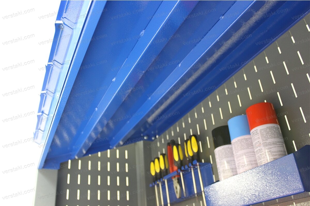 Задняя стенка стеллажа изготовлена из перфорированного экрана для крепления полок