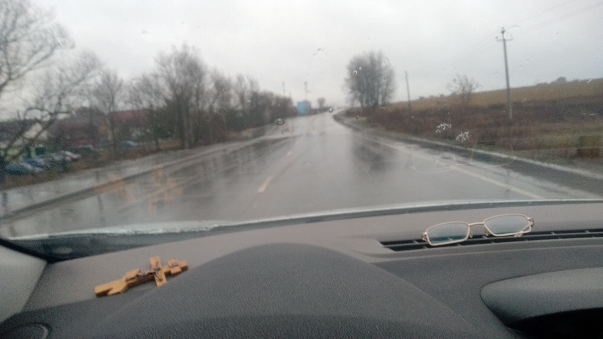 Вот такие стоят лужи. Воде не куда уходить.