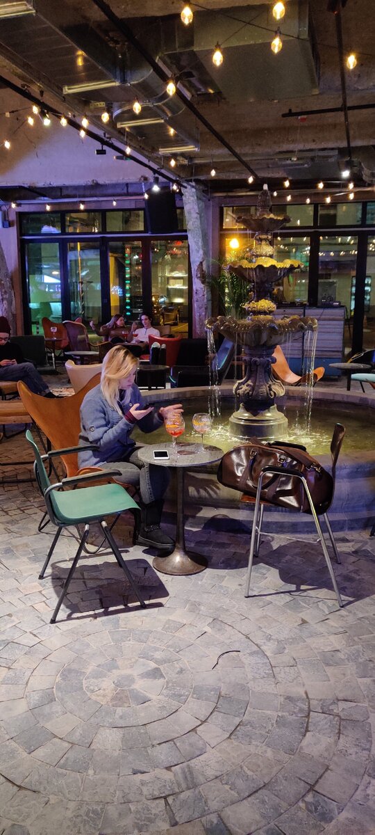 Стоит Площадь с фонтаном