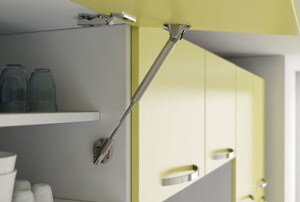 Утилитарность кухонного гарнитура зависит от качества фурнитуры. Но даже при аккуратном использовании она часто ломается, выходит из строя, начинает скрипеть, заедать, проявлять другие признаки неисправностей. Не стоит отчаиваться: достаточно выполнить замену фурнитуры, чтобы мебель по-прежнему радовала своей функциональностью.
Производство мебельной фурнитуры – это специализированная отрасль, требующая постоянных исследований и совершенствования выпускаемых конструкций. Наиболее популярные иностранные производители фурнитуры для мебели: Blum, GTV, Hettich и др. Все изделия топовых компаний по производству мебельной фурнитуры отличаются высоким уровнем качества, но и цена на такие изделия соответствующая.