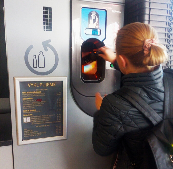 Бутылки бросаешь прямо в приемник и она автоматически распознаются.