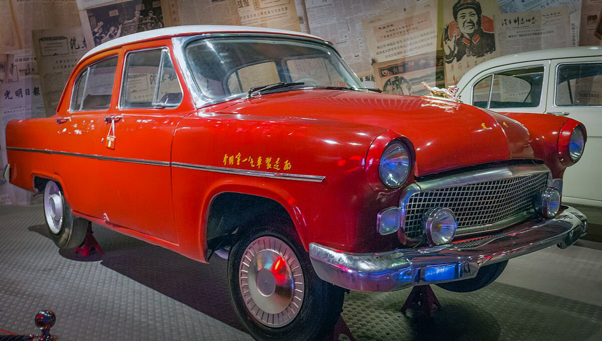 История этого автомобиля началась в пятидесятые годы (На фото переделанная Волга, установленная в Пекинском музее).