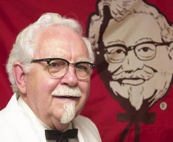 Самый известный основатель сети ресторанов быстрого питания Kentucky Fried Chicken занялся любимым и прибыльным делом только после 40 лет: вначале он открыл свое первое успешное дело – автомастерскую на магистрали, которая приносила неплохой доход. Сандерс был не только практичным бизнесменом, но и прозорливым — он заметил, насколько голоднымы проезжающие туристы. И решил открыть столовую, где сам жарил бесподобно вкусных цыплят, добавляя свою уникальную приправу!