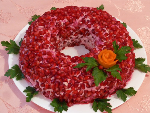 Салат «Гранатовый браслет» со свеклой и курицей