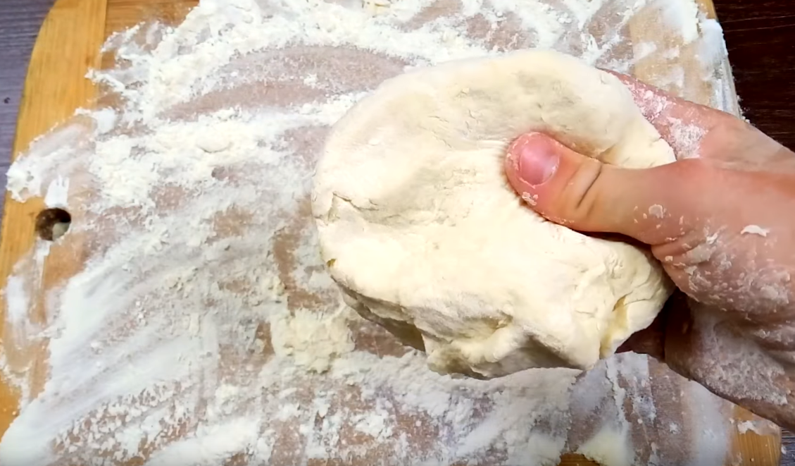 Ну а самым первым делом в приготовлении пиццы нам нужно будет замешать тесто, оно у нас будет дрожжевое, поэтому берем какую нибудь пиалку с теплой водой и добавляем туда немного сахара, и пакетик дрожжей, теперь в какую нибудь миску побольше добавляем муку, немного масла, а так же помешивая добавляем наши дрожжи разведенные с теплой водой, перекладывая тесто на какую нибудь плоскую поверхность, и вымешиваем его уже руками, после чего кладем его обратно в миску, и даем ему уже отдохнуть.