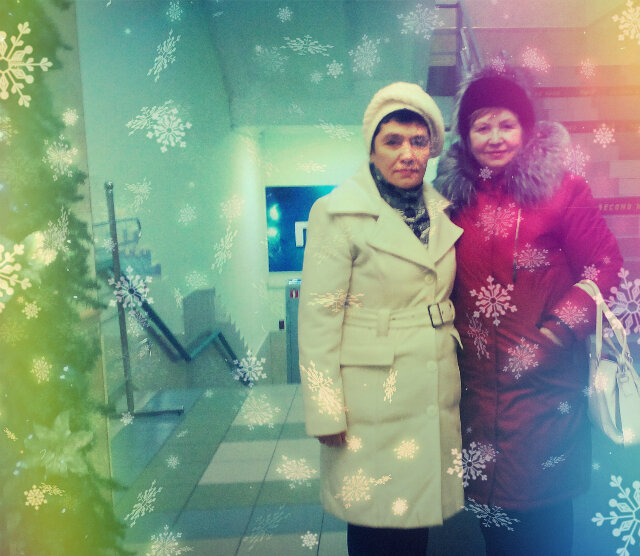 Это тоже мы, две Людмилы, на выходе из МЕГА МОЛА.